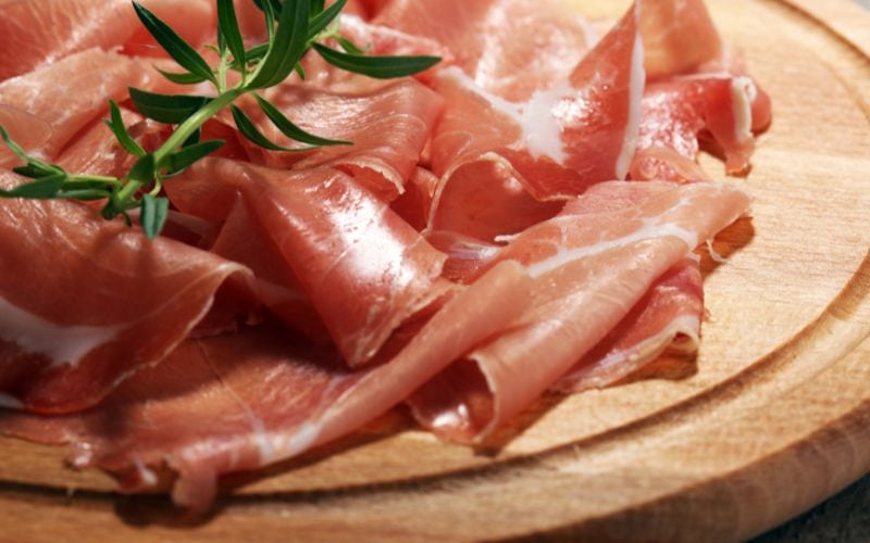 Peut-on manger du jambon cru enceinte ? Risques et alternatives
